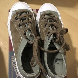 Arvin olive sneaker fit in 6.5 US woman